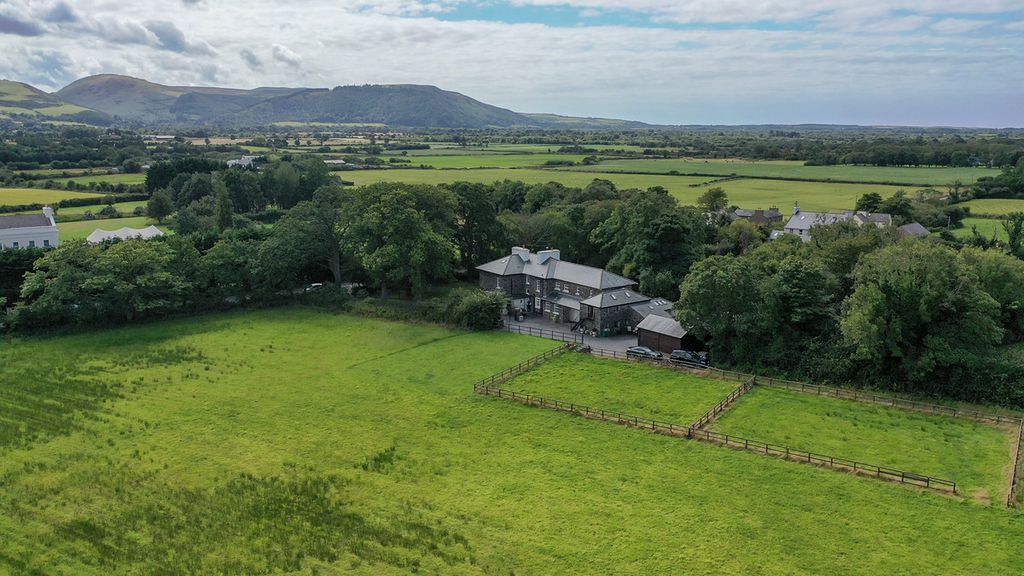 Property photo 3 of 49