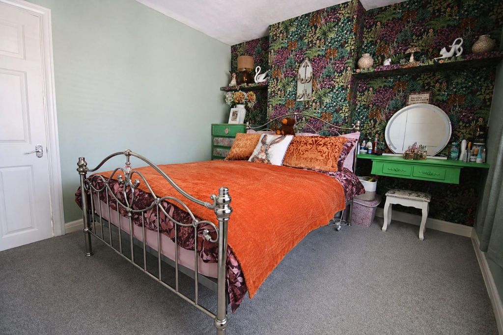 Property photo 3 of 17 Bed1.1 (32).Jpg