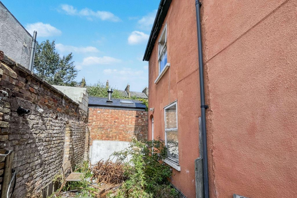 Property photo 3 of 9 351B Wandsworth Road, Battersea, London Sw8 2Jh