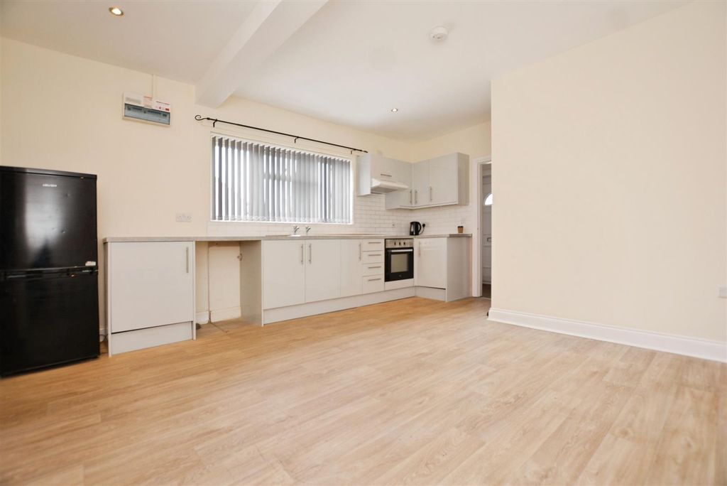 Property photo 2 of 9 Kitchen