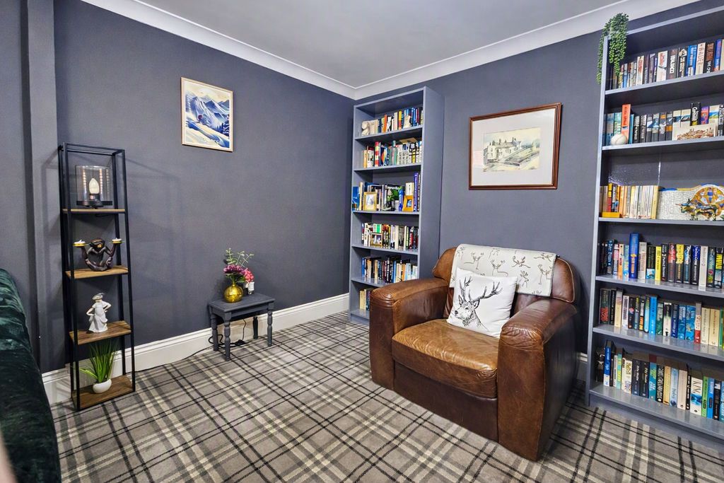 Property photo 3 of 19 Lounge