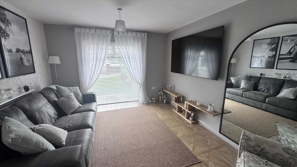 Property photo 3 of 15 Lounge