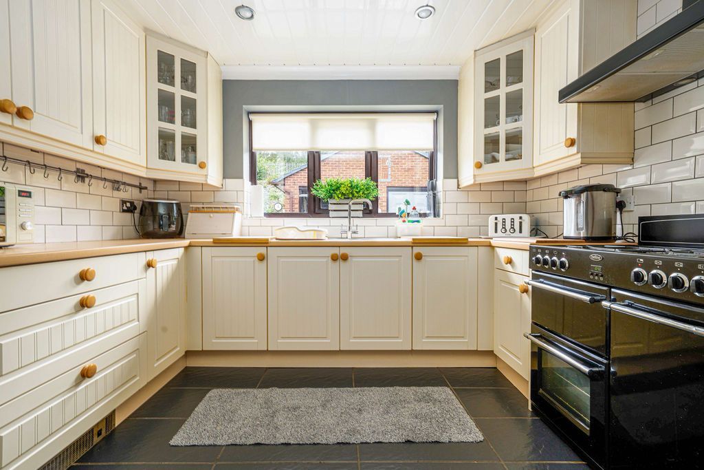 Property photo 3 of 32