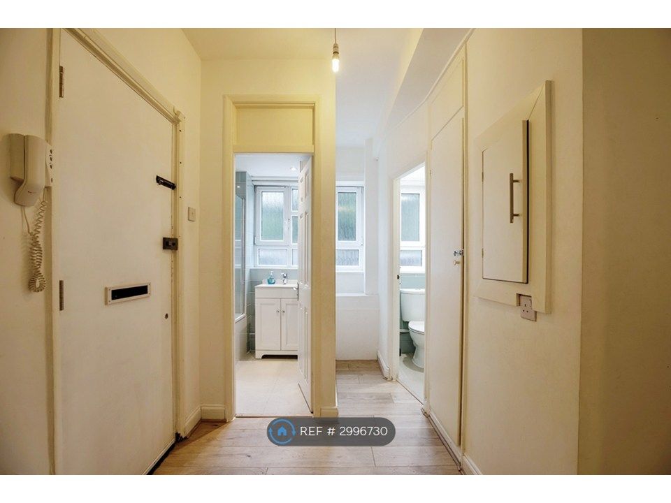 Property photo 2 of 20 Hallway/Bathroom