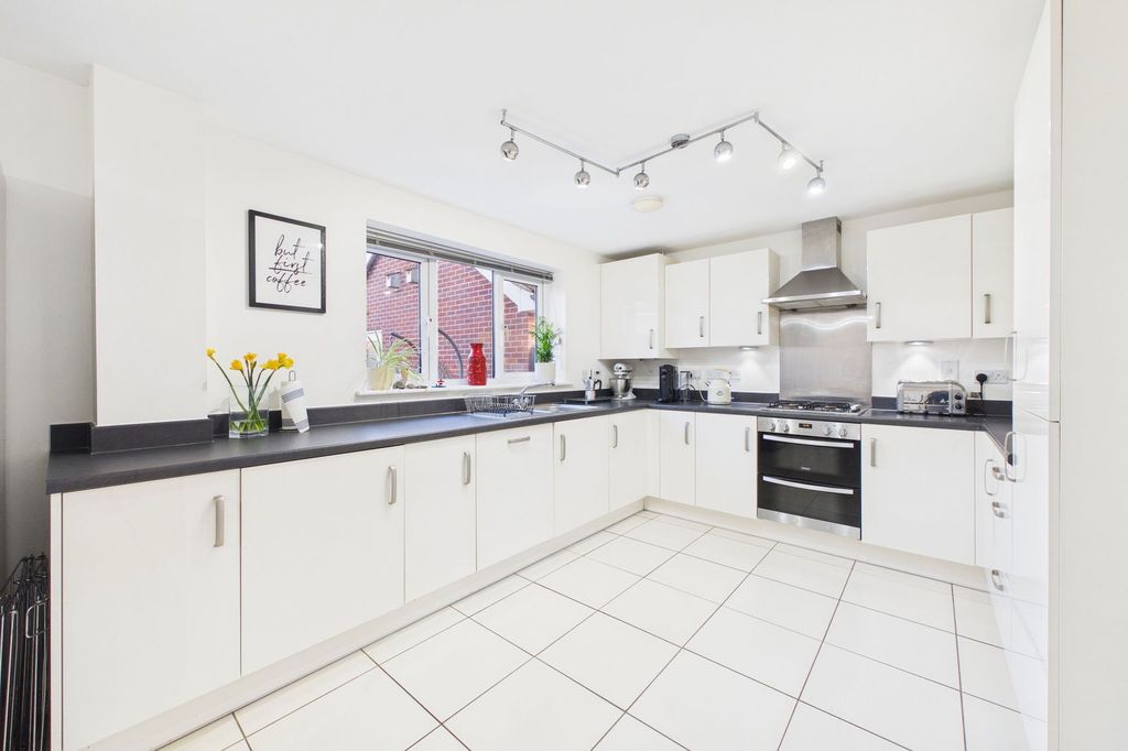 Property photo 2 of 25