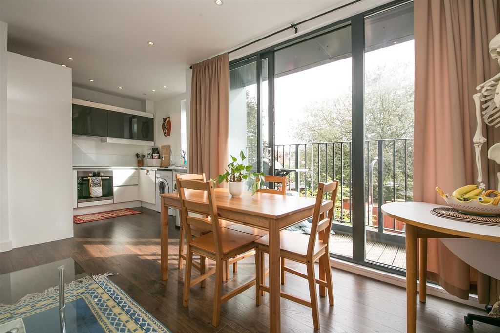 Property photo 1 of 8 37 Coverton Road Sw17 Reception 2.Jpg