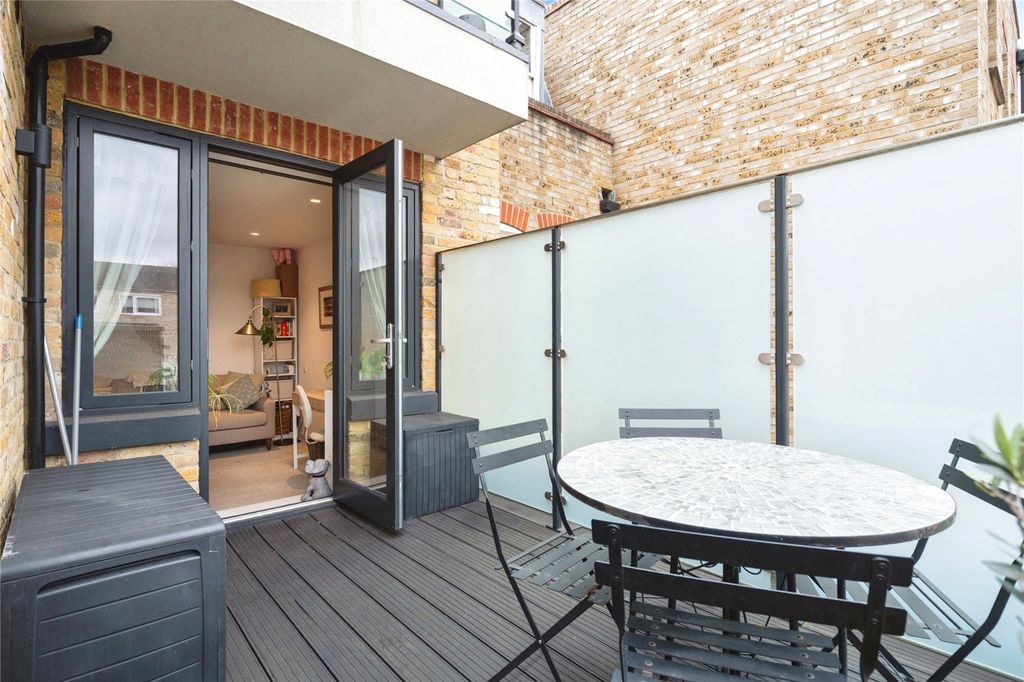 Property photo 3 of 20 Terrace