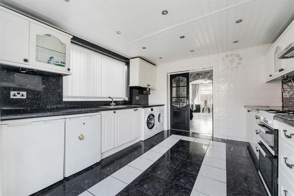 Property photo 3 of 17 36 Willis Lane-19.Jpg