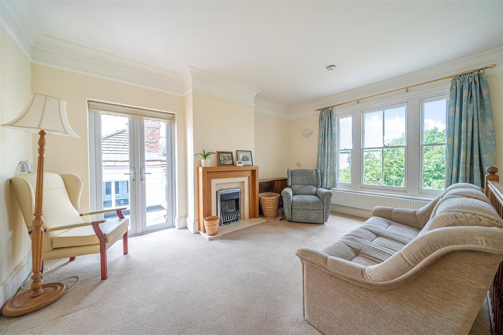 Property photo 2 of 18 Ff Living Space.Jpg