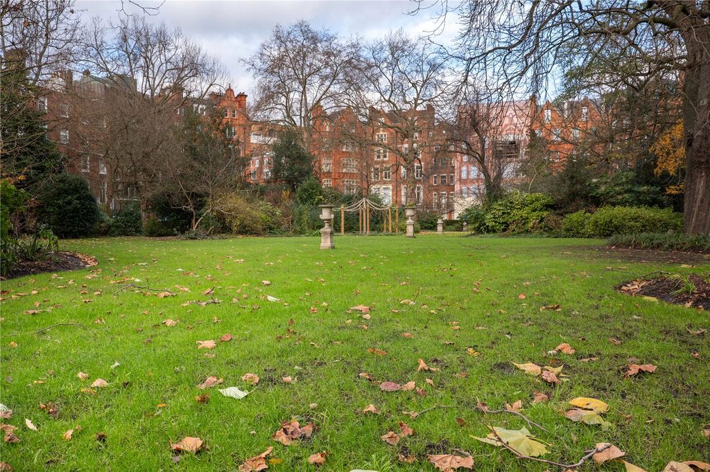 Property photo 2 of 11 Gardens