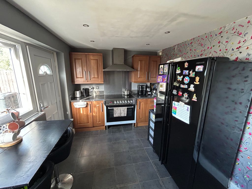 Property photo 3 of 9 Kitchen