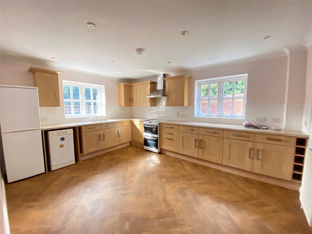 Property photo 3 of 11 Kitchen