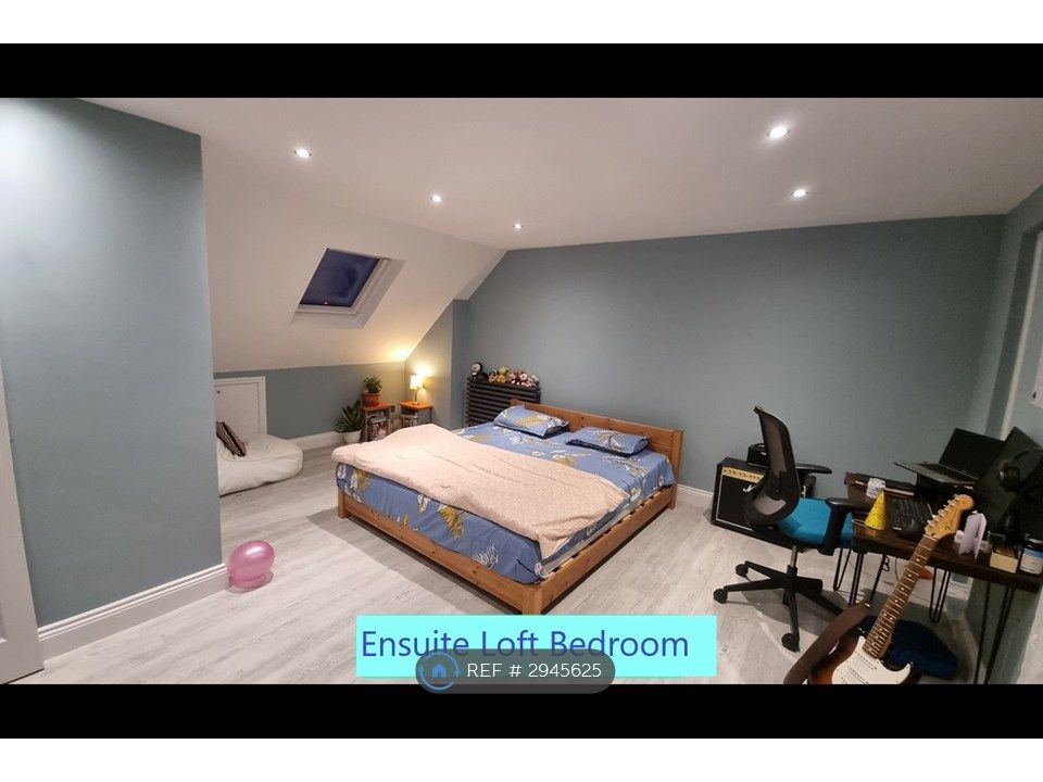 Property photo 1 of 14 Ensuite Bedroom Top Floor
