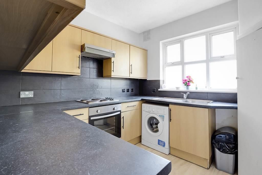 Property photo 2 of 11 09-3317Jhpropworld - 77A Sydenahm Road - 25-Small.