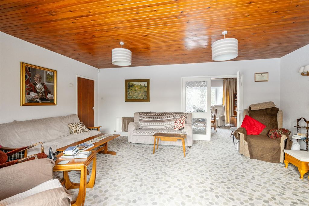 Property photo 3 of 14 96 Broadway Avenue_10.Jpg