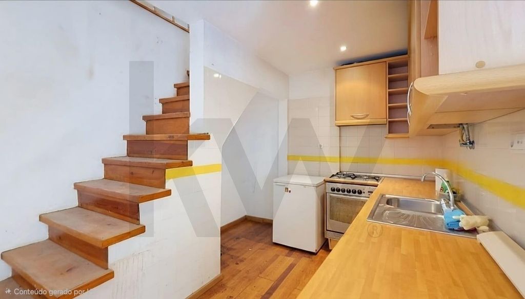 Property photo 1 of 18 T2 Duplex 5 Minutes From Av. Da Liberdade | Excellent Investment For Total Renovation