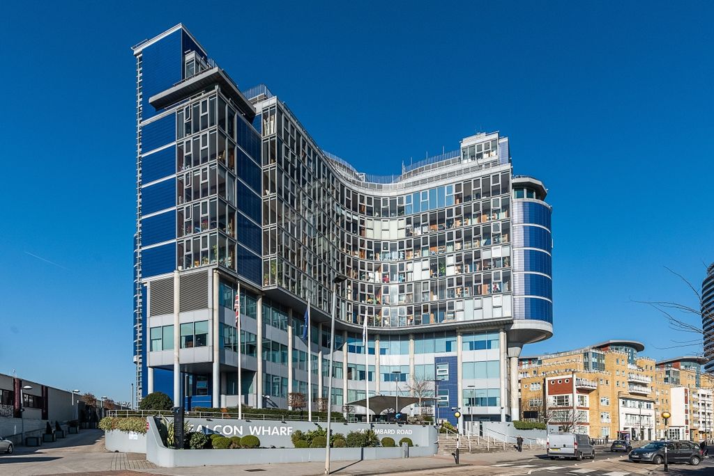 Property photo 3 of 11 906-Falcon-Wharf-015