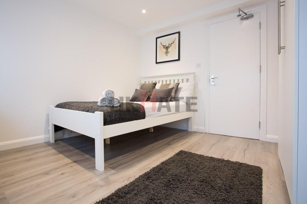 Property photo 2 of 17 A Well-Maintained, Bright Bedroom Featuring A Whit...