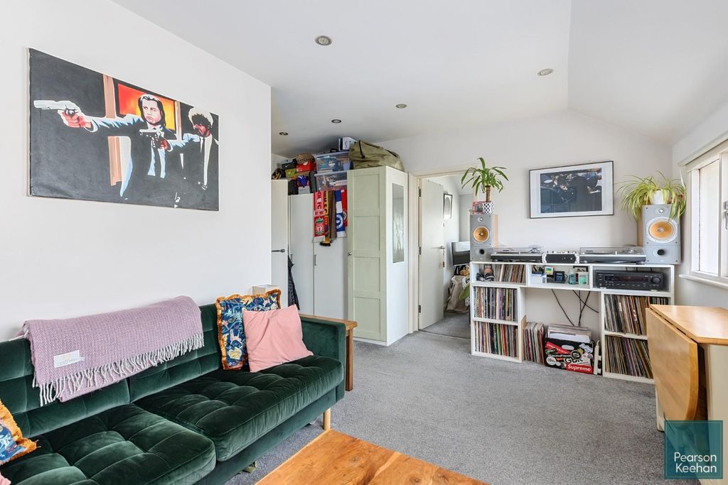 Property photo 3 of 9 6, 61 Sacville Place (4).Jpg