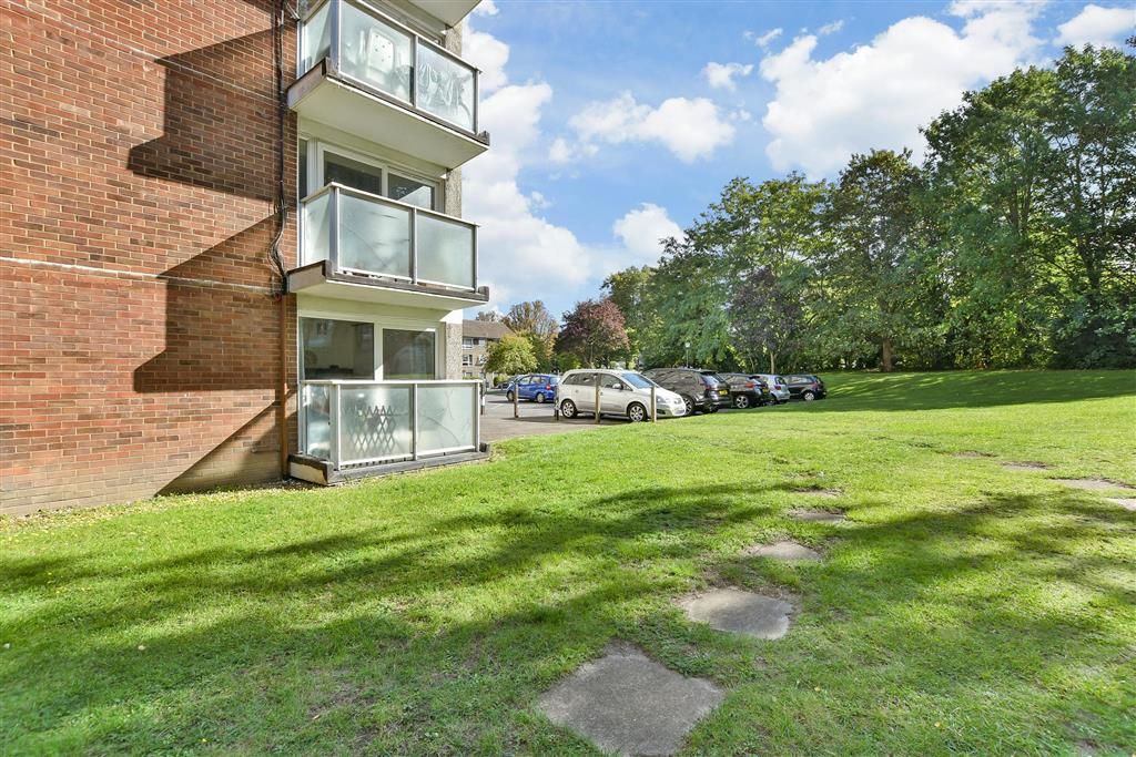 Property photo 2 of 13 Communal Gardens