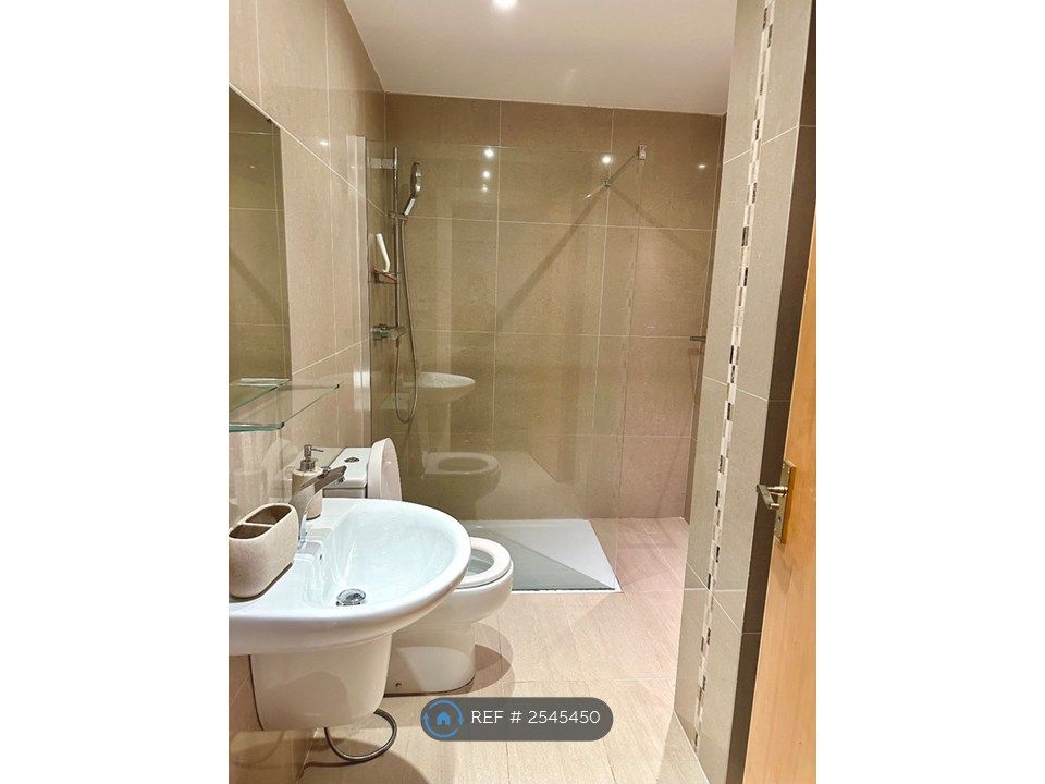 Property photo 2 of 14 £950 Bathroom 1