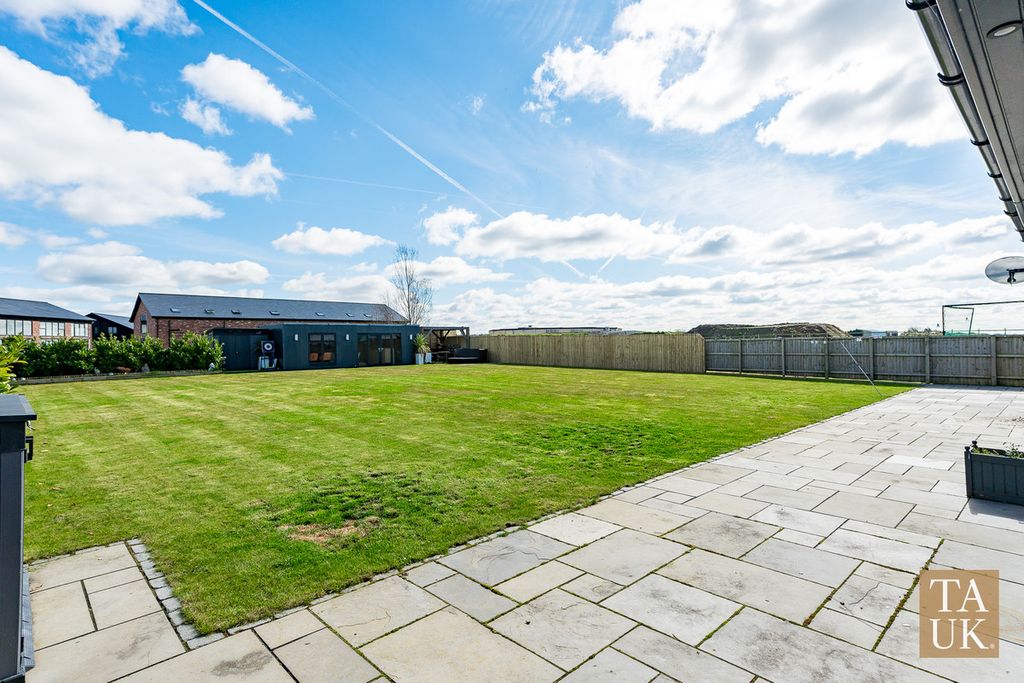 Property photo 1 of 31