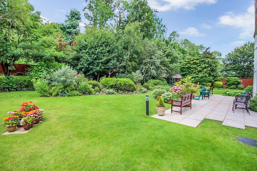 Property photo 3 of 13 Communal Gardens