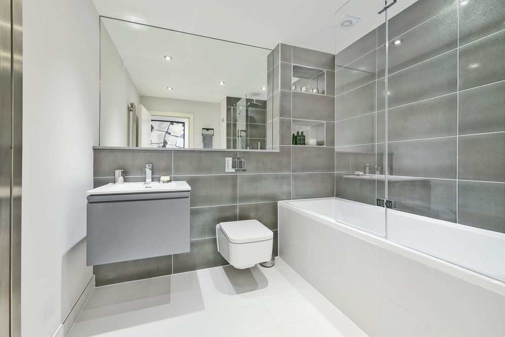 Property photo 3 of 7 Bathroom