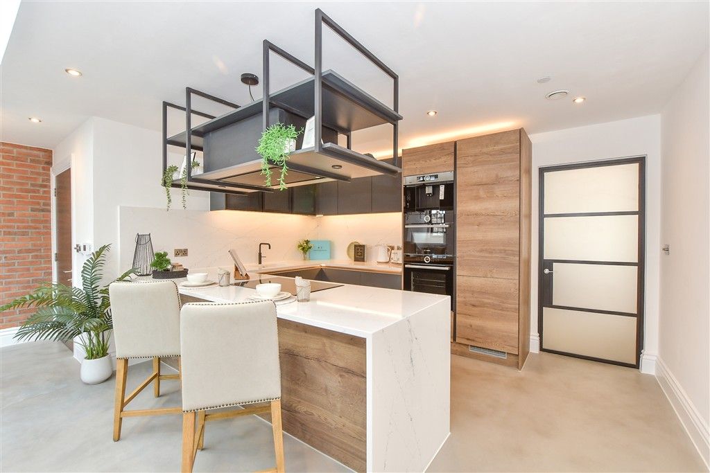 Property photo 3 of 20 Kitchen