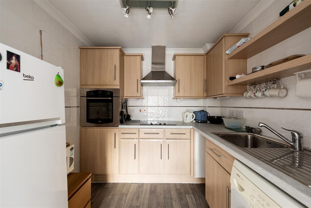 Property photo 3 of 25 Cambridge Park, E11