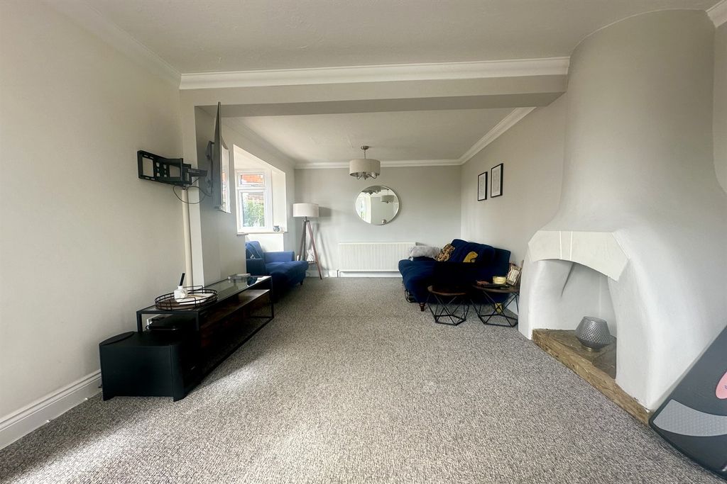 Property photo 2 of 13 Lounge