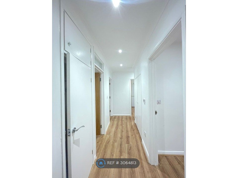 Property photo 2 of 6 Hallway