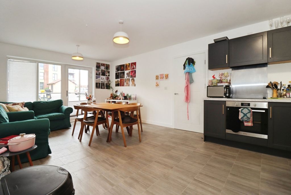 Property photo 1 of 18 Lounge