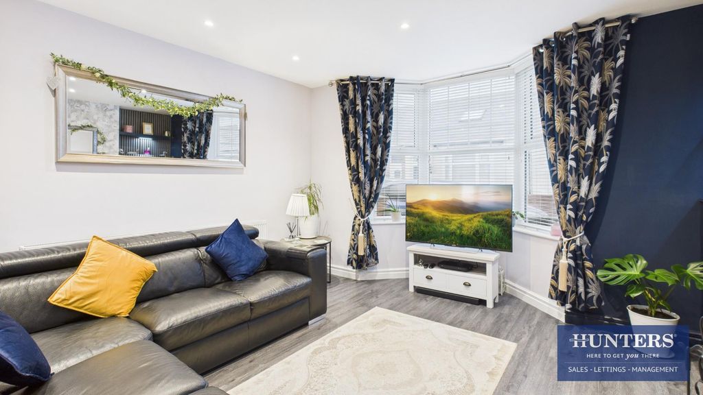 Property photo 3 of 18 Living Room