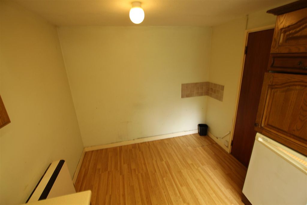 Property photo 3 of 10 Kitchen