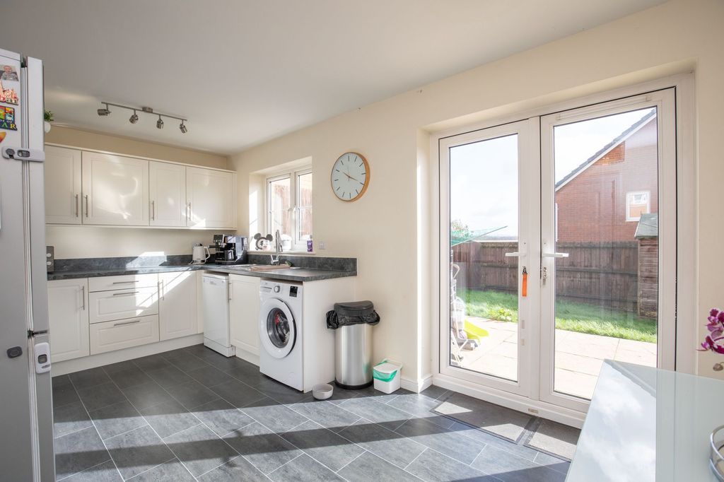 Property photo 2 of 21