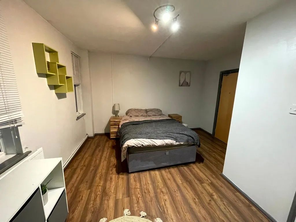 Property photo 1 of 12 A Tidy And Spacious Double Bedroom With Warm Woode...