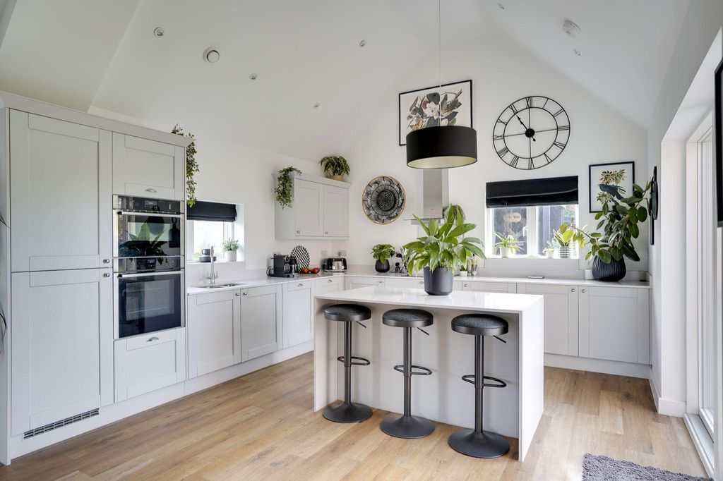 Property photo 2 of 21