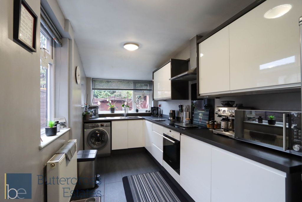 Property photo 2 of 11 Kitchen