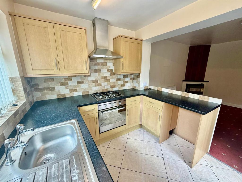 Property photo 3 of 15 Kitchen: