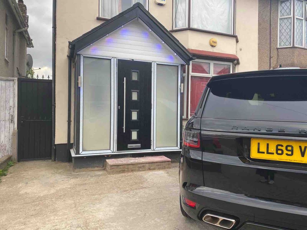 Property photo 1 of 10 Ground Floor 2 Bedroom Flat  Pembroke Road Wembley  Ha9 7Pd  Available Immediately  Â£1400 Plus Bills On A Contribution Basis.