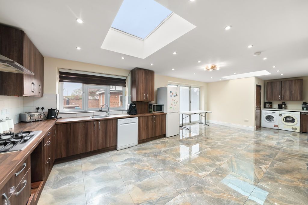 Property photo 3 of 19 Photo 12