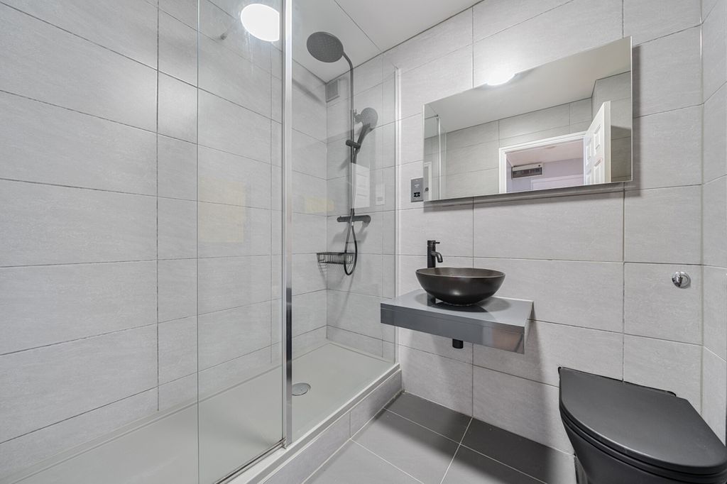 Property photo 3 of 11 Bathroom