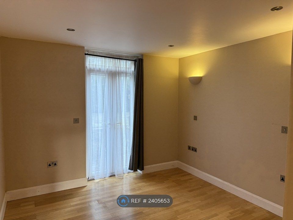 Property photo 1 of 11 Bedroom 1