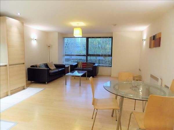 Property photo 1 of 7 Modern 2-Bed, 2-Bath Apartment In Exclusive Tempus Tower, Manchester City Centre