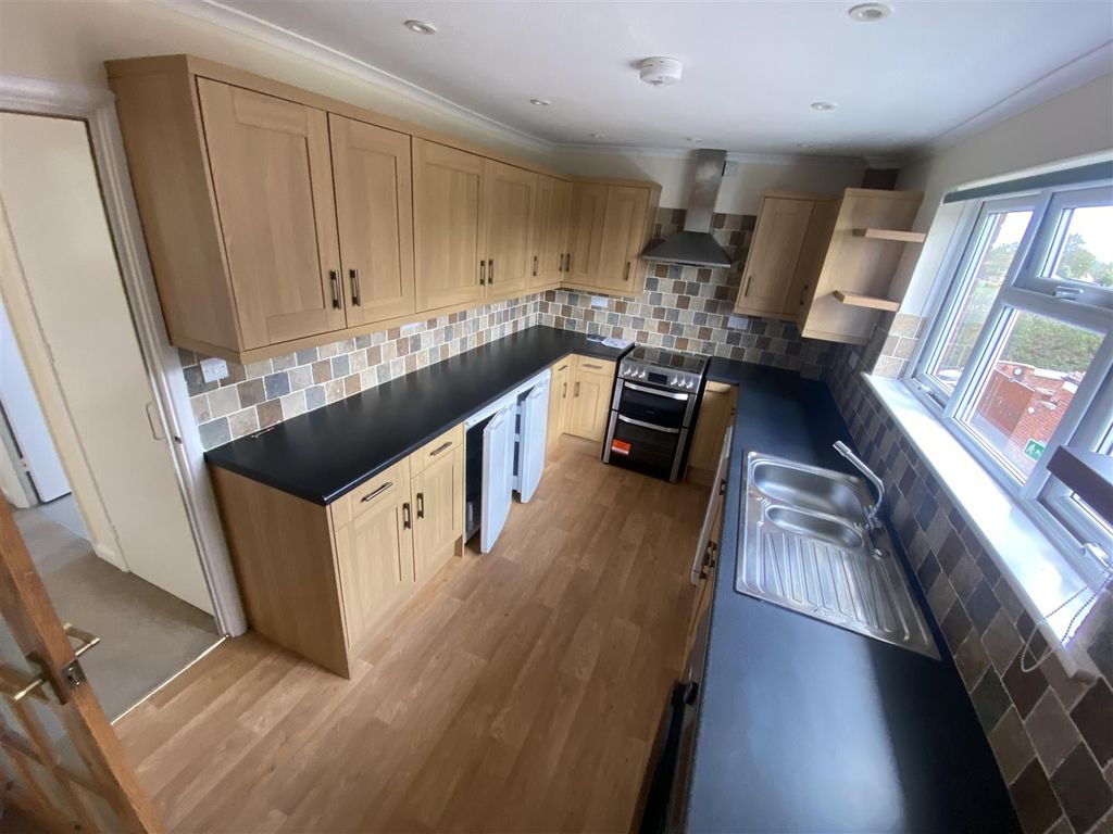 Property photo 2 of 14 Kitchen.1,1