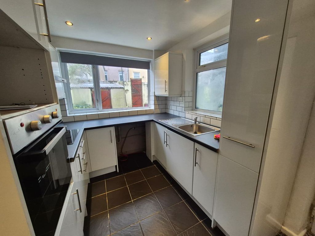 Property photo 3 of 8 Kitchen