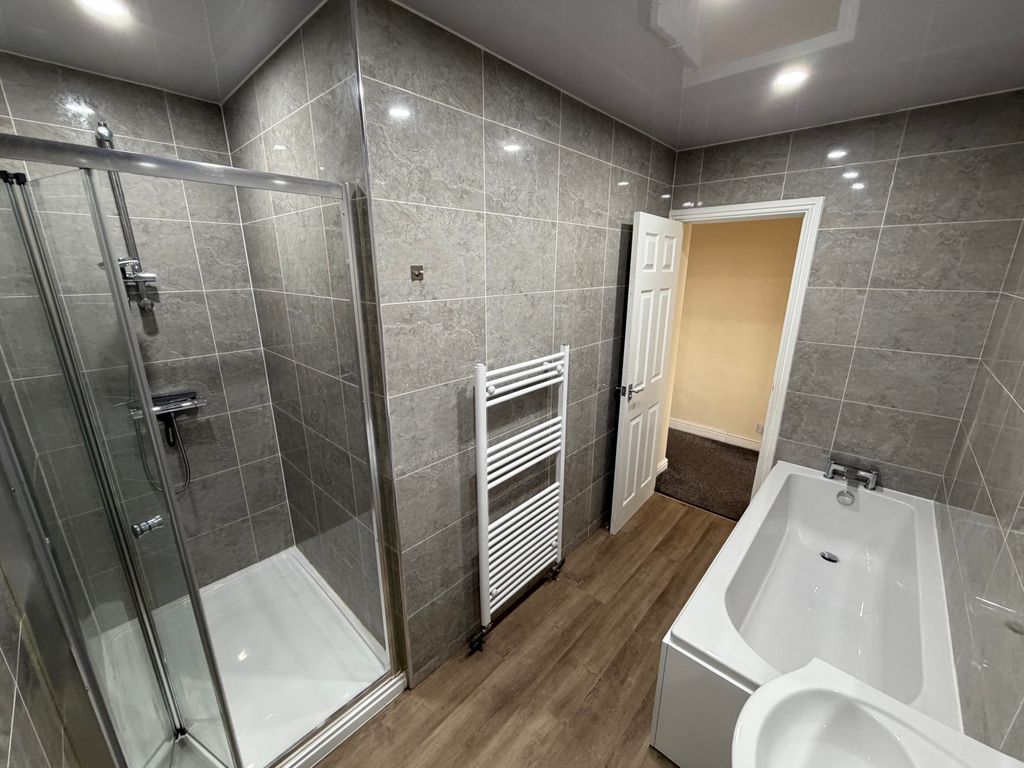 Property photo 1 of 17 Bathroom