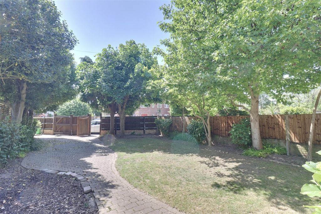 Property photo 1 of 35 02Fc7456-6Fc4-451F-A8CD-F7D085D8A212_1_201_A.Jpeg