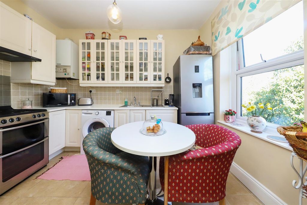 Property photo 3 of 9 Kitchen